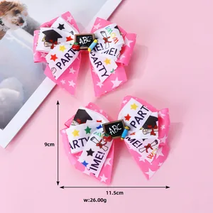 Gros plan de nœuds de cheveux roses avec tableau ABC, crayon et motifs d'étoiles