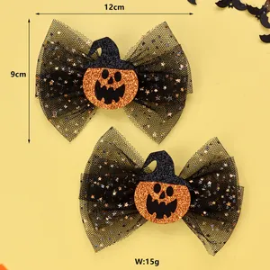 Detail der Halloween Haarschleifen mit glitzerndem Kürbis und schwarzem Netz mit Silberspiralen