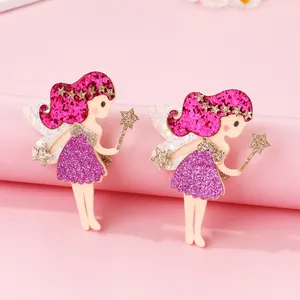 Détail de pinces à cheveux fée à paillettes avec ailes en tulle sur fond rose