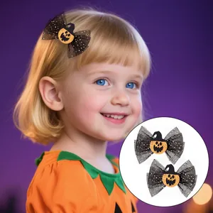 Detail von Halloween-Haarspangen mit schwarzen Paillettenbögen, Kürbis- und Hexenhut-Motiven