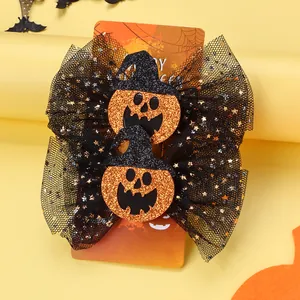 Details von Halloween-Haarspangen mit Glitzerkürbis, schwarzer Spitze und Goldsternen