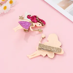 Vue détaillée de la pince à cheveux fée avec paillettes roses et clip crocodile en métal doré