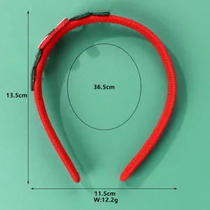 Dettaglio del cerchietto natalizio in peluche rosso con foglia verde e misure