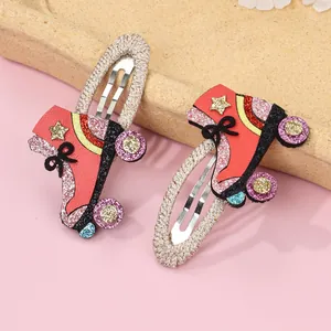 Detalle de pinzas de patines con lentejuelas de estrellas y lazo en base de piedra