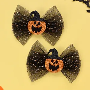 Detail von Halloween-Haarschleifen mit glitzerndem Kürbis und schwarzer Netzspitzen-Textur