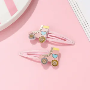 Detalle de pinzas para el cabello rosas con purpurina y adornos de patines con corazones