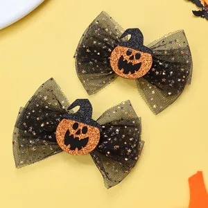 Nahaufnahme von Halloween-Haarspangen mit glitzernden Kürbishüten und Netzschleifen