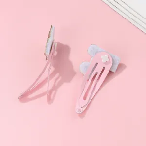 Detalle de horquillas rosas para niñas con diseño de estrella y base de fieltro