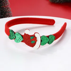Dettaglio del cerchietto natalizio con cappello di Babbo Natale glitterato e cuori