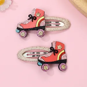 Detalle de pinzas para el pelo de patines creativas con lentejuelas y base dorada