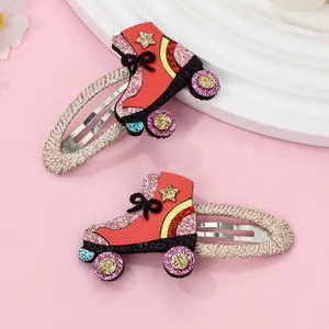Detalle de pinzas para el pelo de patines con purpurina, estrellas y lazos rosas