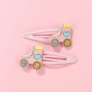 Detalle de pinzas para el cabello con patines rosas brillantes y corazones para niñas