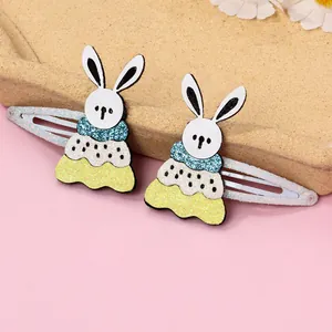 Vue détaillée de deux pinces à cheveux lapin à paillettes avec détails brillants bleus
