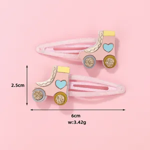 Detalle de pinzas para el pelo con patines rosas brillantes, tamaño 6cm por 2,5cm