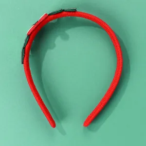 Dettaglio del cerchietto rosso in maglia con finiture in feltro verde scuro per Natale