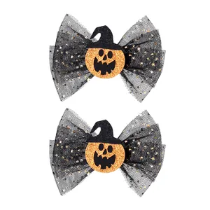 Detail von Halloween-Haarspangen mit schwarzen Pailletten-Schleifen und Glitzer-Kürbissen