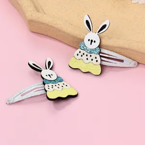 Gros plan détaillé de barrettes pour enfants motif lapin mignon avec paillettes