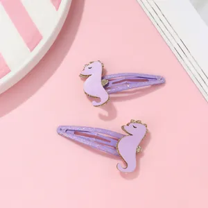Vue détaillée des pinces à cheveux hippocampe à paillettes violettes pour enfants