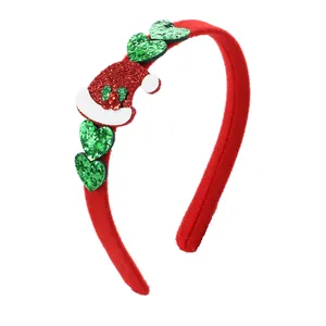Dettaglio di cerchietto natalizio rosso con cappello di Babbo Natale in paillettes e cuori