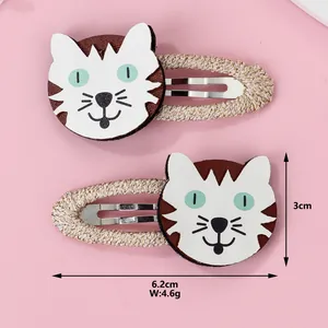 Détail des barrettes chat avec base en métal doré tressé et patchs en cuir souple