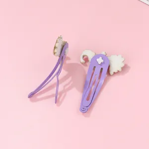 Détail des barrettes licorne violettes pour filles avec décorations en peluche