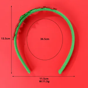 Dimensioni dettagliate del cerchietto natalizio in peluche verde con decorazioni