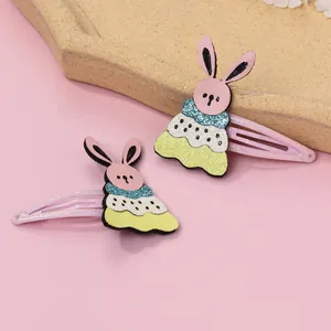 Détail de pinces à cheveux lapin avec paillettes roses et feutrine pour fillettes