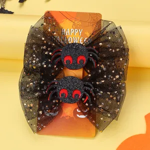 Detail von Halloween-Haarspangen mit schwarzen Netzschleifen und Glitzerspinnen