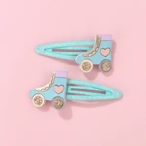 Detalle de horquillas de patines con purpurina para niñas en azul pastel y rosa