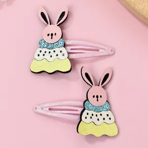 Détail de jolies barrettes lapin rose pour filles avec paillettes et tissu scintillant