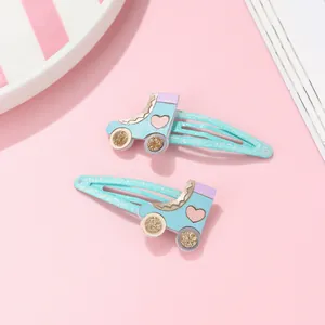 Detalle de horquillas de patines azules con corazones rosas y purpurina dorada