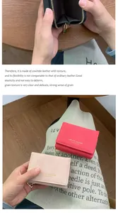 Détail de la texture en cuir de vachette véritable sur un portefeuille compact femme
