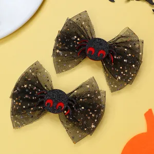 Detailansicht von Halloween Spinnen-Haarschleifen mit schwarzem Tüll und Goldpailletten