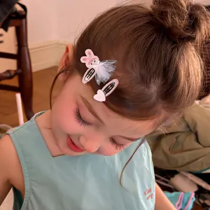 Détail de barrettes roses pailletées avec lapin et jupe en tulle sur une jeune fille