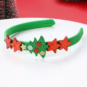 Dettaglio del cerchietto di Natale con stelle di paillettes e decorazioni festive di alberi