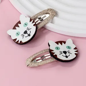 Détail de barrettes chat en similicuir avec une base en métal rose pailleté
