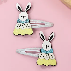 Vue détaillée de deux pinces à cheveux lapin avec paillettes bleues sur rose