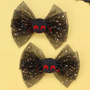 Nahaufnahme von Halloween-Haarspangen mit schwarzen Netzschleifen, Glitzerspinnen und Sternen