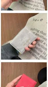 Gros plan de portefeuilles compacts en velours à trois volets avec lettres dorées