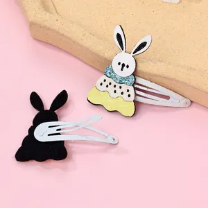 Détail de pinces à cheveux lapin à paillettes montrant le matériau et le fermoir