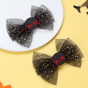 Detail von Halloween Haarklammern mit schwarzem Netz, Goldpailletten und Spinne-Akzenten
