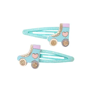 Detalle de pinzas para el pelo de patines azul claro brillantes con corazones rosas