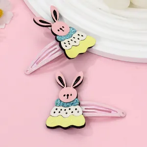 Détail des pinces à cheveux lapin rose pailleté avec nœud en sequins et couleurs