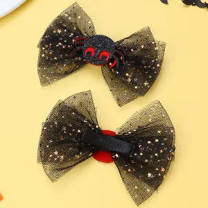 Details von Halloween-Haarspangen mit schwarzen Netzschleifen, Spinnen und Krokodilklemmen