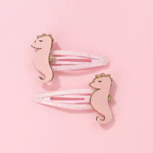 Détail de barrettes hippocampe roses pour enfants avec paillettes dorées brillantes