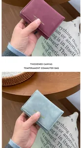Vue détaillée des portefeuilles tricolores bordeaux et bleu clair avec lettrage doré chic
