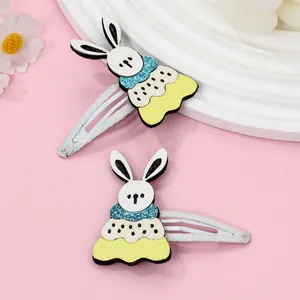 Paire de jolies barrettes lapin à paillettes pour enfants sur fond rose pastel