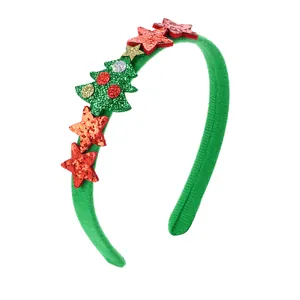 Dettaglio del cerchietto di Natale con stelle rosse glitterate e albero di paillettes