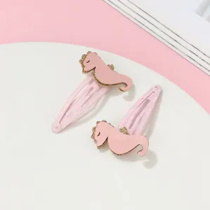 Détail de barrettes à cheveux hippocampe rose pailleté avec sequins et attaches BB