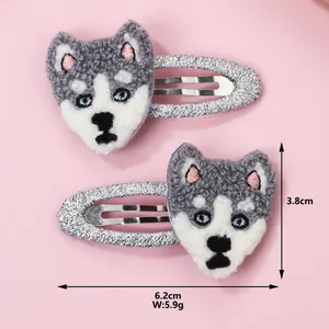 Détail de deux pinces à cheveux husky en peluche de 6,2 cm avec texture douce